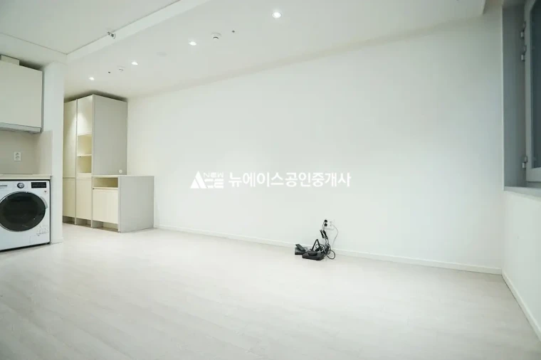  에피소드서초A타입 월세 전입가능 공실 마루 화이트톤 내부 사진 4